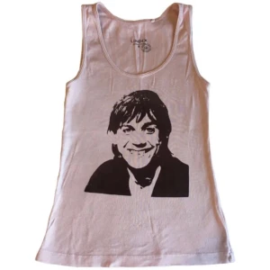 Iggy Pop band tröja/graphic topp/ linne med tryck, rock/ punk/ 60s/ 60tal/ 70tal/ 70s/ hippie/ vintage/ retro/ vårkläder  - Ljusrosa linne med mörkbrunt Iggy Pop tryck på! 100% bomull, Står M men passar mer S