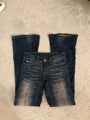 Jeans från weekday  - Jeans från weekday använda ca 2 gånger ser helt nya ut förutom slits skrap vid ena foten som inte syns. Storlek 26/34 om jag minns rätt passar mig perfekt som har xs/34 