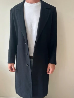 Kashmir och ull kappa - Tjena, säljer en fin rock i Kashmir och ullblandning. Perfekt för lite kyligare vårdagar! Storlek M men kan passa S, hör av dig vid frågor!