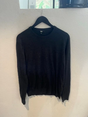 Svart stickad tröja från Uniqlo - Säljer en svart stickad tröja i merinoull från Uniqlo i storlek L. Enkel och stilren modell som funkar både till vardags och mer uppklätt. Tröjan är använd men fortfarande i bra skick. Det finns ett litet hål vid kragen, men det är ganska diskret och syns inte så mycket när man har den på sig. Storlek: L Färg: Svart Märke: Uniqlo Skriv gärna om du har frågor!