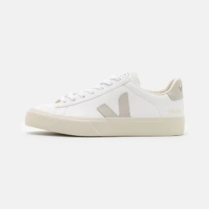 Vita sneakers från Veja med beige detaljer - Säljer mina veja skor eftersom de inte passar längre. Använda en del men i fint skick, därav priset. Stilrena vita sneakers från Veja med beige detaljer och klassisk låg profil. Skon har snörning, rund tå och en platt sula. Tillverkad i skinn och syntet, perfekt för dig som gillar minimalistisk och clean stil.