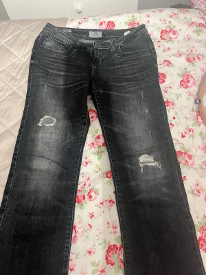 Ltb Svarta slitna jeans valerie flare - Säljer ett populära Ltb jeans, dem är mindre i strl eftersom jag som brukar ha 36 kan ha dem!