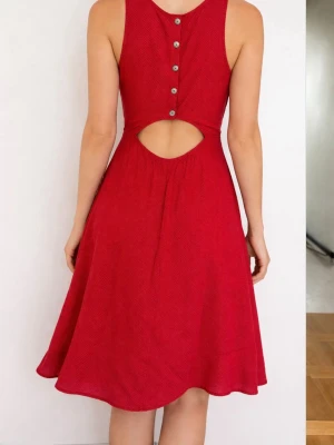 Röd klänning med öppen rygg - Snygg röd klänning med knappar i ryggen och en cool öppen detalj i midjan. Klänningen är ärmlös och har en lätt utställd kjol som ger en skön passform. Perfekt för varma dagar och somriga vibes.