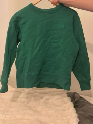Grön sweatshirt från Acne Studios - Säljer en grön sweatshirt från Acne Studios i 100% bomull. Storlek xxs. Kan fraktas eller hämtas i Malmö!💕💕