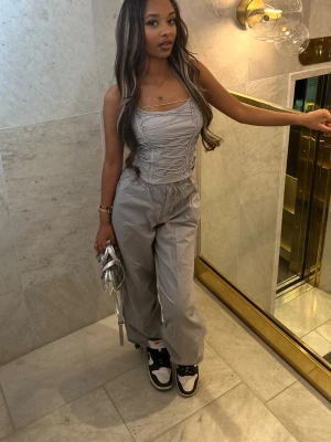 Ballongbyxor/ linnebyxor  - Snygga grå leggings med hög midja och rak passform. Perfekta för en trendig och avslappnad look. Materialet ser ut att vara mjukt och stretchigt, vilket ger en bekväm känsla. Passar bra till sneakers och crop tops.