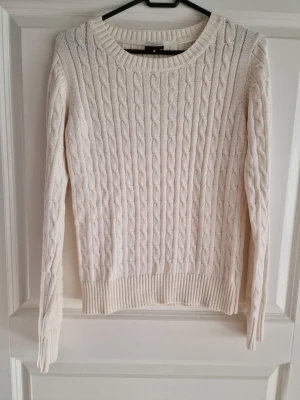 Vit kabelstickad tröja Cubus -  🌸Kommer från djur och rökfritt hem 🌸Inköpt på Cubus 🌸Hittar inga fel på den. Storlek S