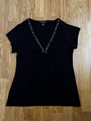 Svart t-shirt - Svart vintage skön lätt topp med pärlor från H&M i storlek L men skulle säga att den passar mellan S-L beroende på hur man vill att den sitter