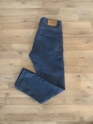 Blå vintagejeans från Acid Addict - Säljer dessa snygga jeans från Jack & Jones för billigt! Jeansen sitter jätte bra och är i jätte bra skick.                                  Skick 9/10 Storlek W28 passar även W29.           Skriv vid några du funderingar!