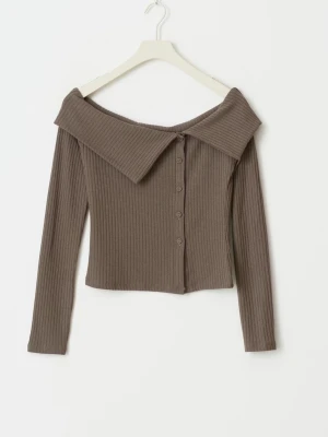 Brun ribbad off shoulder topp💖💖🥹 - Trendig brun ribbad topp med off shoulder-design och stora slag. Knäppning framtill med fem knappar och lång ärm. Figurnära passform och croppad längd, perfekt för en cool och avslappnad stil.