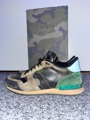 Valentino rockrunners - Ett par snygga valentino rockrunner i jätte fint skick använda bara några gånger inga defekter box medföljer pris kan diskuteras