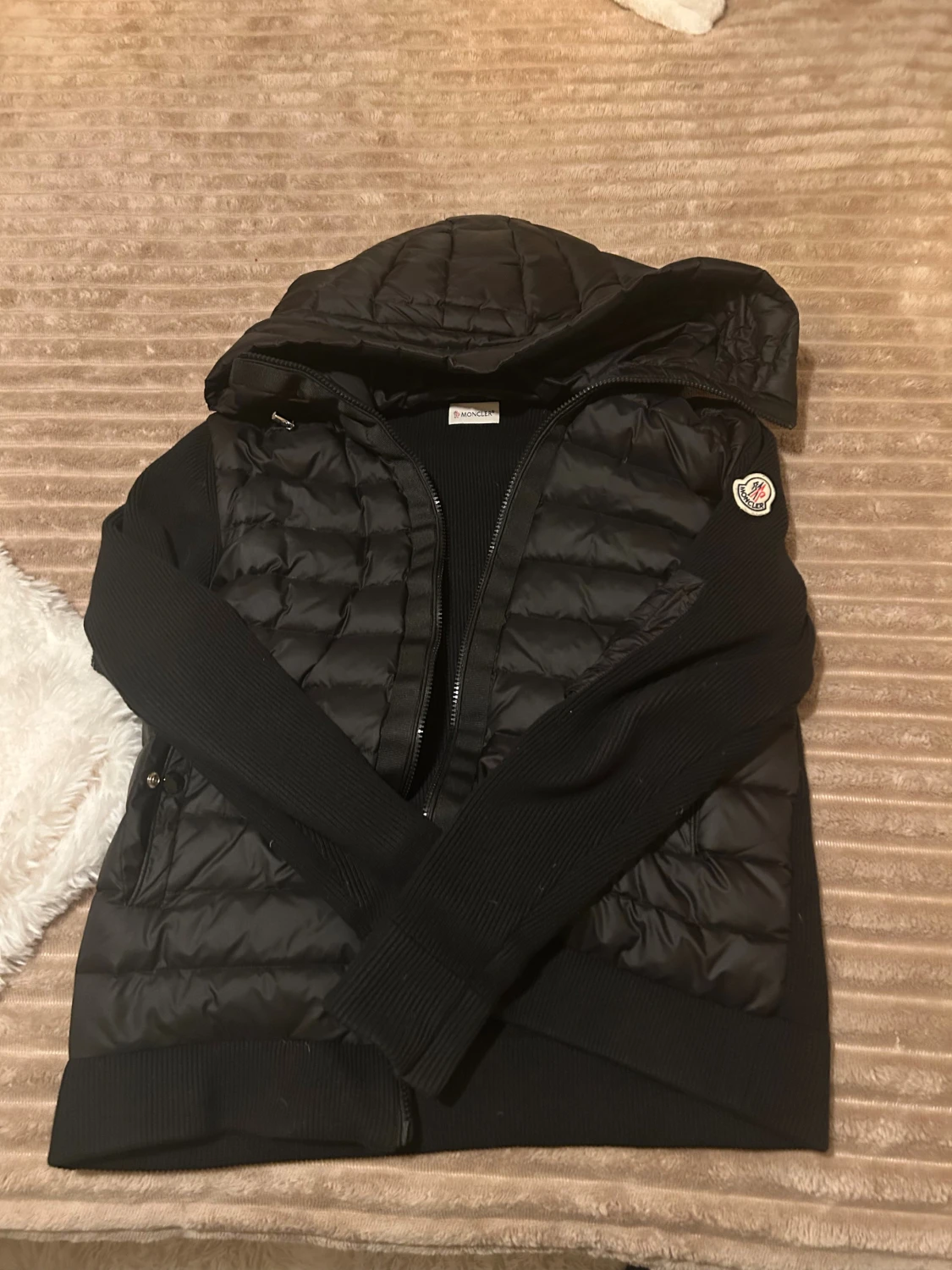 Svart dunjacka med huva från Moncler - 1