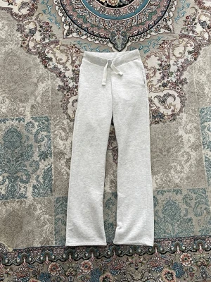 Gina Tricot mjukisbyxor  - Mjukisbyxor från Gina Tricot i ljusgrå färg. Mjuk och skön kvalitet.  Storlek: XXS     Skick: Bra skick, inga fläckar eller hål  Mått (platt mätta): • Midja: ca 30–31 cm (stretchig)   • Längd (ytterben): ca 100 cm   • Innerben: ca 20–21 cm    Passform: Flared / bootcut   Material: Mjuk sweatshirt-tyg