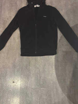 Svart hoodie från Comme des Garçons - Säljer en svart hoodie med dragkedja från Comme des Garçons. Fråga på👍