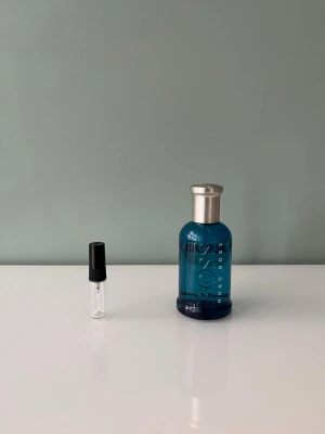 1 ml sample av Boss Bottled Pacific - Ett sample på 1 ml av Hugo Boss Bottled. Det är en fräsch sommarparfym med doft av b.l.a kokos. Den är väldigt lik Jean Paul Gaultier le beau edt. Våra samples är helt nya och är gjorda av glas. Det är fritt fram att skriva till oss om ni har frågor.
