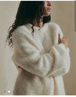 Kashmir tröja  - suuuper skön och fin tröja från Gina!! 🩷⭐️⭐️ nypris- 1000kr Använd 1-2 gånger, toppen skick!! Priset är fast,  vit/ beige 