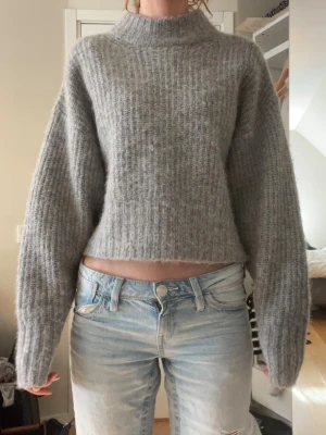 Grå croppad stickad tröja - Fin stickad tröja från Gina tricot premium 