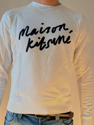 Maison Kitsune tröja  - Amen herregud 🔥🙏🏼 Denna får ni bara inte missa! Säljer denna sjukt feta Maison Kitsune crewnecken i Strl S. Perfekt för exempelvis skolan! Vid minsta lilla fundering är det ingen tvekan på att höra av er till oss 🤝
