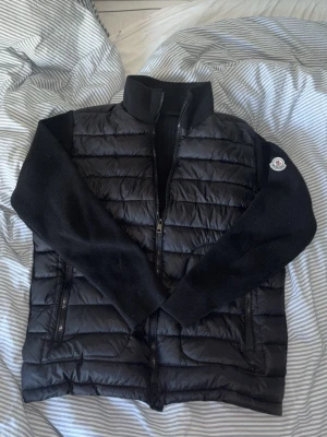 Moncler cardigan  - Säljer en svart moncler cardigan i storlek M. Perfekt nu till våren. Med NFC tag som scannar korrekt. Till billigt pris pågrund av små täcken av användning.