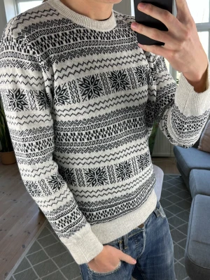 Mönsterstickad tröja  - Stilren och perfekt nu på de kalla vårkvällarna! Mått: A:46 B:47 C:40 D:62 (cm) Skriv vid fundering! 😊✌️