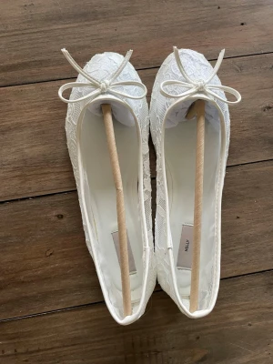 Vita spetsballerinor från Nelly - Så fina vita spets ballerina i storlek 39 från Nelly. De är tyvärr för stora för mig och skulle säga att de kanske även passar storlek 40. Använda några gånger, men i bra skick. Perfekta till studenten. Kan även tänka mig att byta mot storlek 38. Hör av dig vid intresse/frågor 💞