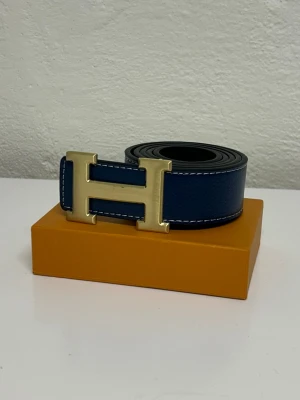 Here's Bälte (Vändbar) - Bältet går att bärs åt båda sidorna. Helt nytt aldrig använd. Storlek 110cm. Snabb frakt. Skriv vid fler frågor. Endast bälte