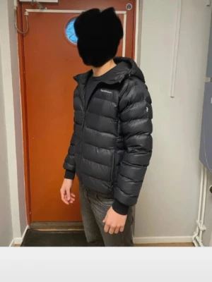 Svart dunjacka med huva Peak Performance - Säljer en svart dunjacka från Peak Performance, inga defekter, herr storlek S, modellen är ca 175 lång