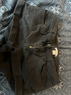 Svarta lågmidjade shorts  - Svarta shorts från hm, dem är lågmidjade och passar xs. Super sköna och perfekta till sommaren, skriv för mer frågor💕