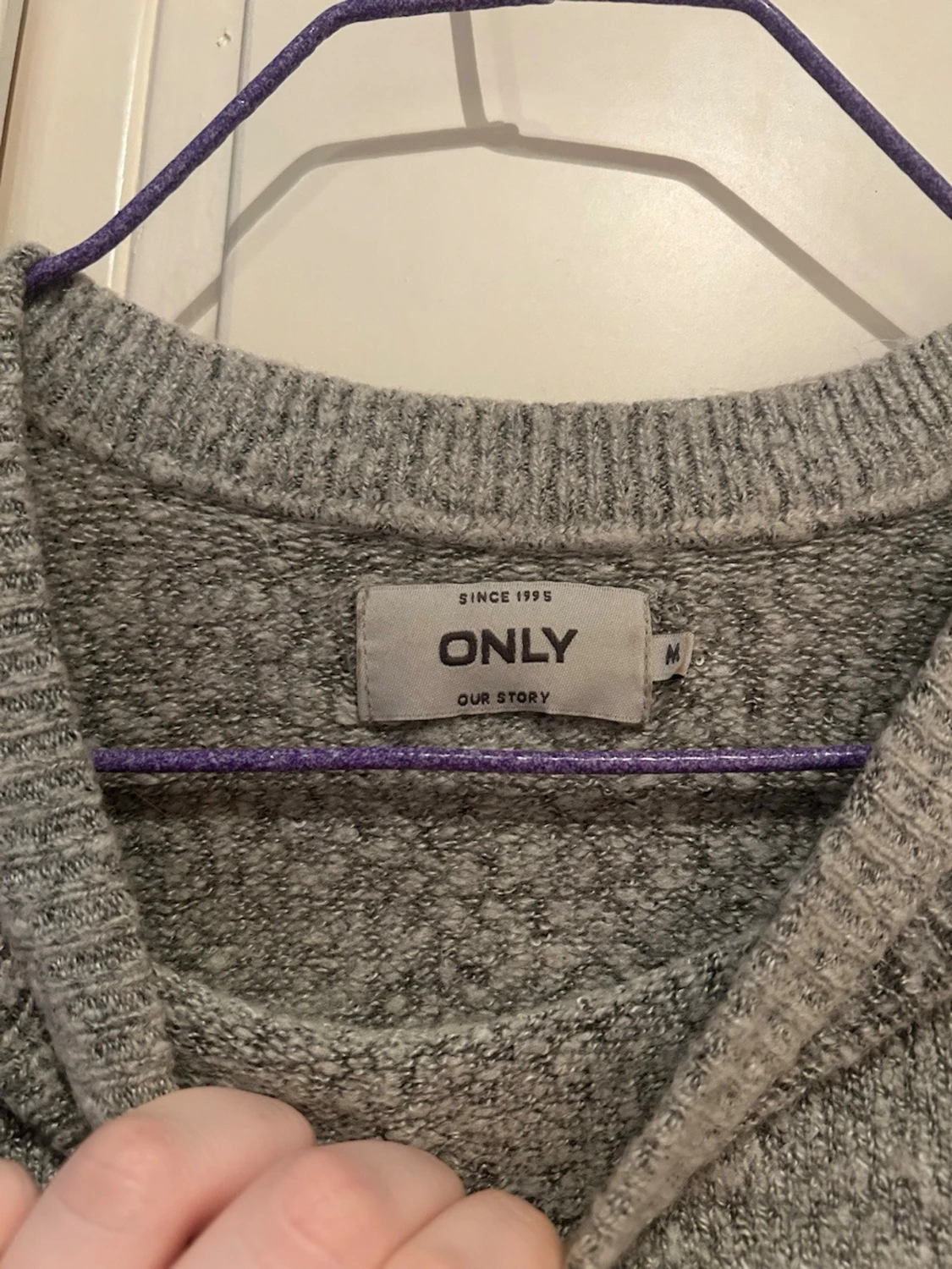 Grå stickad tröja med volangärmar - 2