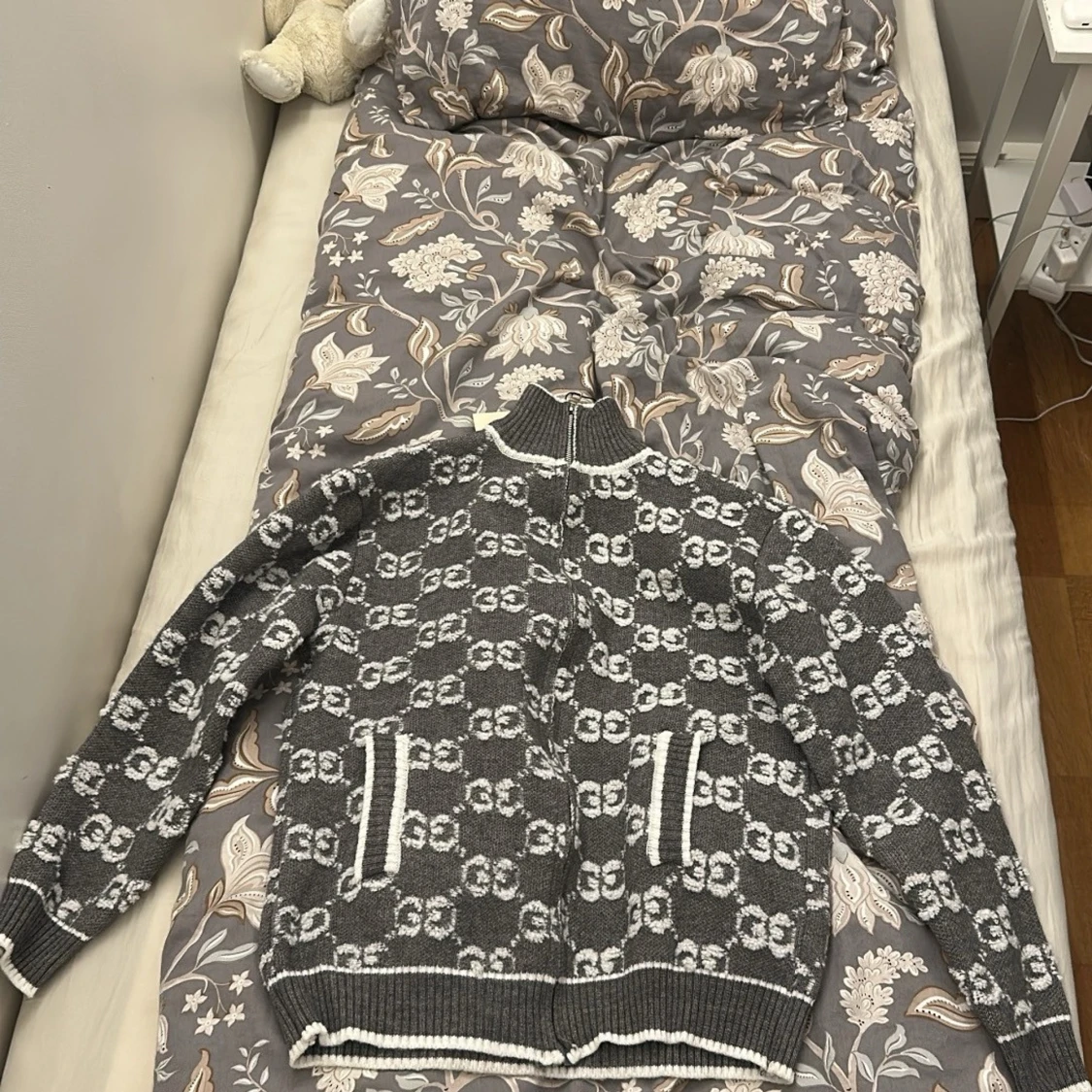 Grå mönstrad zip-kofta från Gucci - 2