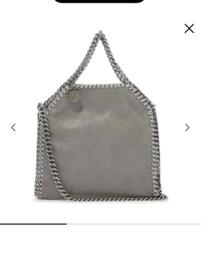 Grå Stella McCartney  - Stella McCartney veske i gra i mini🤍Den er aldri brukt og har ingen flekker eller noe sånt bare spørr om flere bilder hvis det er noe🫶🏼Følger med dustbag hvis du ønsker🫶🏼