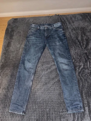 Weekday Jeans slim fit - Feta slim fit jeans från Weekday i storlek 30/32
