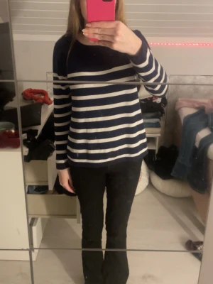 Randig marinblå tröja från PAHLADIUM,säljer även på Vinted först till kvarn - Säljer en stilren marinblå tröja från PAHLADIUM med vita horisontella ränder. Tröjan har rund halsringning och långa ärmar. Perfekt för en avslappnad och trendig look. Materialet känns mjukt och bekvämt mot huden.