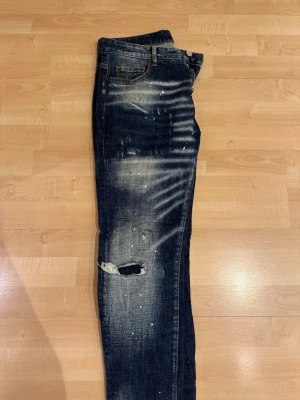 Desqaured 2 byxor  - Säljs i extremt bra skick använd ett fåtal gånger. Byxorna skickas samma dag frågor osv->dm storleken låter stor men är icke de 