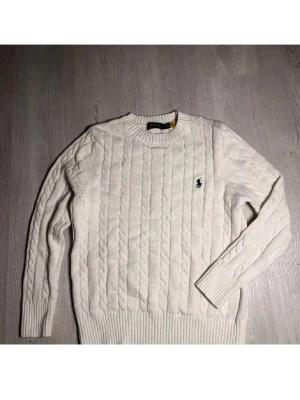 Vit stickad tröja från Ralph lauren  - Säljer en snygg vit stickad tröja från Ralph lauren i storlek M nytt skick. Skickar direkt vid köp 