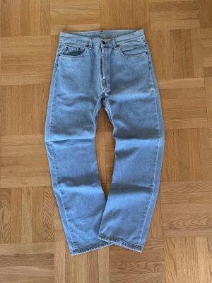 Ljusblå raka jeans från Carhartt - Ett par Carhartt jeans i storlek 31/32. Mått: midja - 42cm, innerben - 77cm, fotöppning - 21,5cm