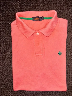 Morris pikétröja - Härligt somrig pikétröja från Morris i laxrosa/pastell, storlek XL men sitter som L. Fint skick från hem utan rök och djur.