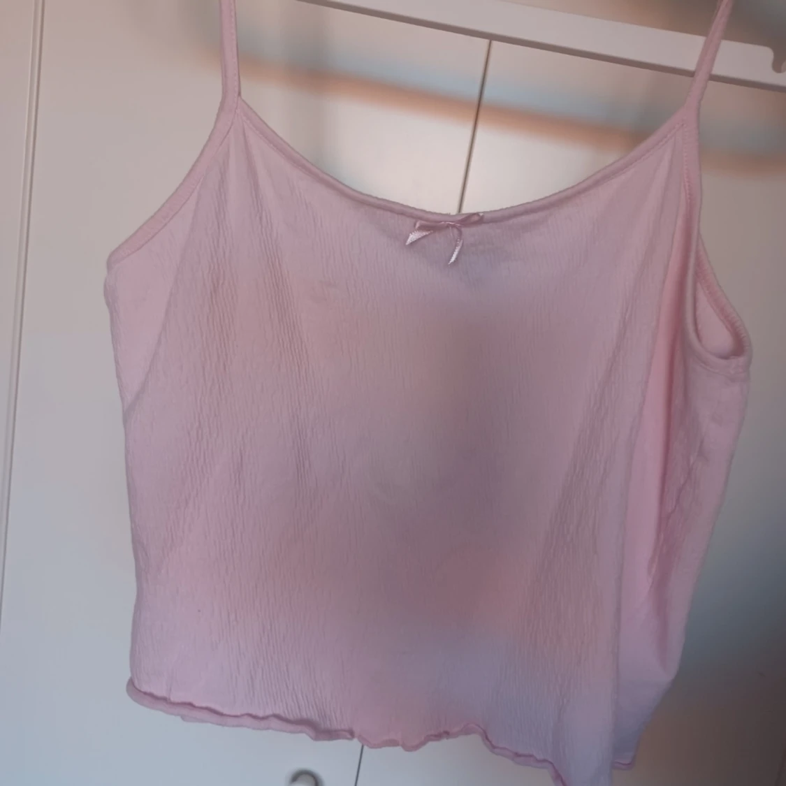 Ljusrosa pyjamaslinne med rosettđ