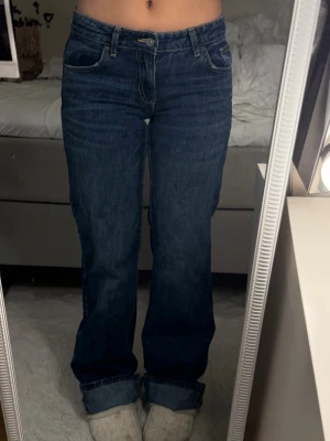 Mörkblå raka jeans med låg midja - Säljer ett par mörkblå jeans med rak passform och låg midja från Zara. Storlek 36