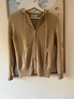 Soft goat tröja - Mysig beige hoodie från Soft Goat i kashmir. Liten fläck fram men jag tror att den går bort i tvätten 