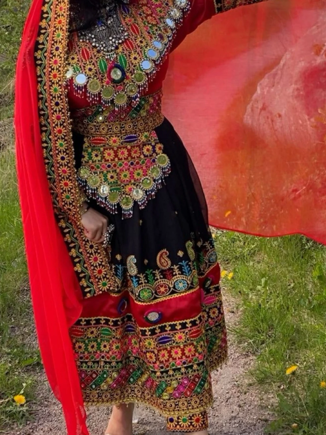 Färgstark traditionell klänning med broderi