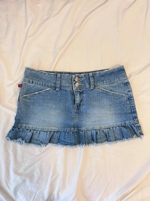 y2k lågmidjad jeanskjol volanger  - söt lågmidjad jeanskjol i perfekt skick som ny 