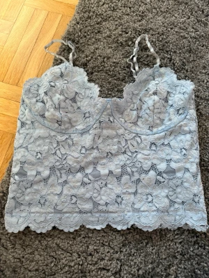 Ljusblå spetslinnetopp med blommönster - Blått linne som använts men fortfarande fint skick! Kolla gärna in min profil om du vill köpa mer💗