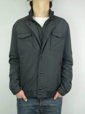 Massimo Dutti Fieldjacket med innerväst  - MASSIMO DUTTI JACKA MED INSYDD INNERVÄST Storlek : L Passform : Normal Användning : Jackan är i ett fint skick utan defekter Nypris : Cirka 1500SEK Modellen på bilden : 182CM och väger 78KG