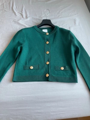 Grön kofta med guldknappar - Använd endast en gång.