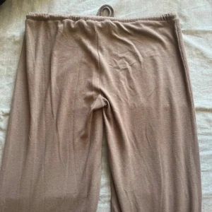 Beige mjukisbyxor från Nelly - Superskönt byxor från Nelly som knappt är använda! Säljer då de inte kommer till användning, lämna gärna prisförslag om ni är intresserade!💗💗