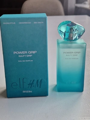 Power Grip Salty Drip Eau de Parfum - Fräsch parfym i samarbete mellan e.l.f. och H&M. Doften har inslag av eukalyptus, cederträ och havssalt. Perfekt för dig som gillar fräscha och marina toner. Ca 90% kvar, se bild 2