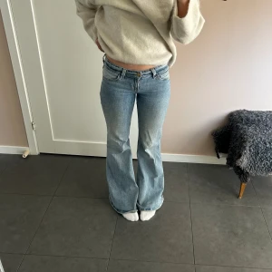 Ljusblå bootcut jeans  - Säljer dessa ljusblå bootcut jeans från Gina ur deras cheap monday kollektion. Fint skick trots använda flitigt. Skriv vid fler bilder eller funderingar🙌🏼