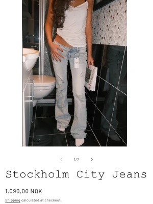 Stockholm City Jeans - Selger disse super populære Stockholm City buksene i str xs long men er klippet nederst så passer meg som er 168 i beina🤍Den er aldri brukt og er helt som ny🫶🏼
