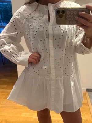 Vit kort klänning med broderi - Säljer en superfin vita klänning med broderade detaljer och hålmönster. Säljer då den inte kommer till användning😊pris kan diskuteras 