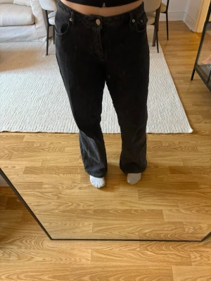 Svarta raka jeans från NA-KD - Säljer ett par svarta raka jeans från NA-KD med klassisk femficksmodell. Jeansen har en avslappnad passform och är tillverkade i ett slitstarkt denimtyg. Perfekta för en cool och enkel look. Uppsydda.